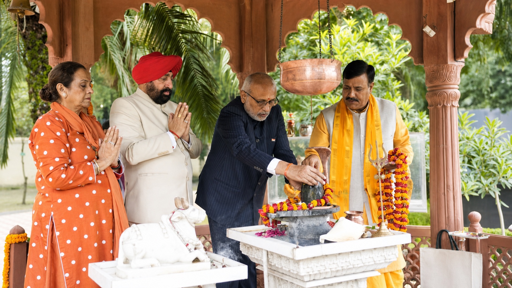 राजप्रज्ञेश्वर मंदिर में उपराष्ट्रपति सी. पी. राधाकृष्णन की पूजा कराते पंडित बाल कृष्ण शास्त्री, साथ में उत्तराखंड के राज्यपाल